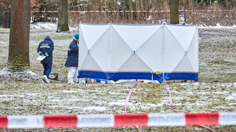Die Polizei ermittelt zum Tod eines 22-Jährigen, der am Sonnabend in Freital-Hainsberg gefunden wurde.