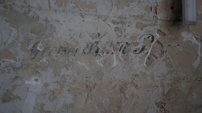 Alte Schrift an der Wand im Treppenhaus unter halb des Bankettsaals.