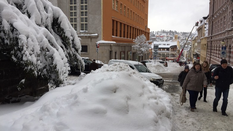 Viele Straßen sind in der Isergebirgsstadt nicht befahrbar. Der Winterdienst schafft die Mengen an Schnee nicht, vor allen an den Gehwegen. Foto: Petra Laurin