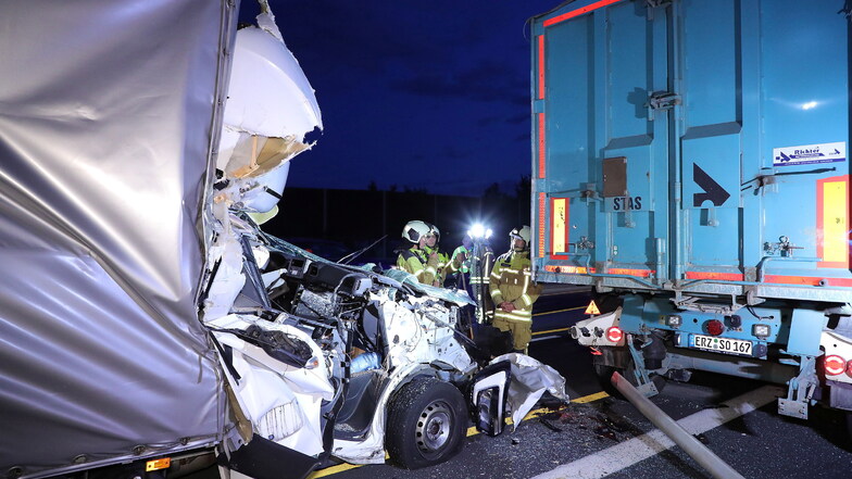 Stau nach Unfall in A4-Baustelle bei Dresden: Kleintransporter kracht in Lkw
