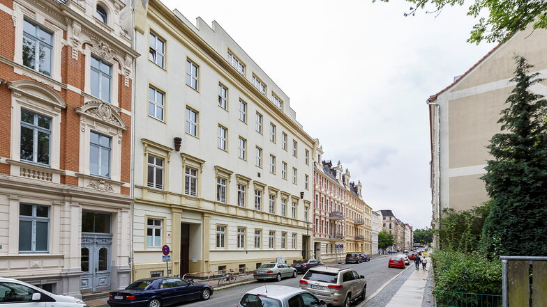 Das helle Gebäude Konsulstraße 23 war Förderschule, dann Wohnheim, zuletzt Waldorfschule. Künftig zieht hier die Softwarefirma Expleo ein. Sie verlässt das Neißeufer.