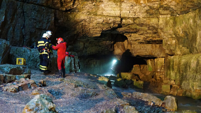 Einsatzkräfte der Bergwacht und Feuerwehrleute am Sonntag an der Falkensteiner Höhle.