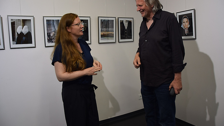 Künstlerin Yvonne Most und Laudator Michael Kruscha kamen bei der Vernissage ins Gespräch.
