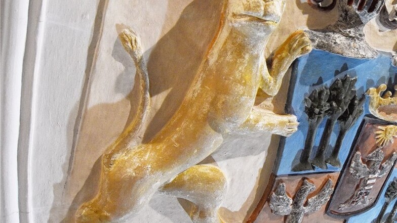 Die Wappenhalter-Löwen waren einst mit Blattgold belegt. Jetzt erhalten sie einen zarten Farbanstrich.