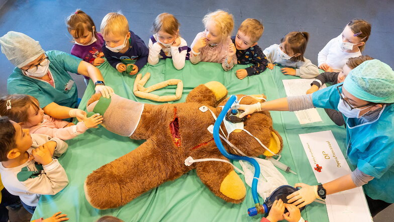 Im Dresdner Teddykrankenhaus lernen Kindergartenkinder spielerisch den Alltag in der Klinik kennen.