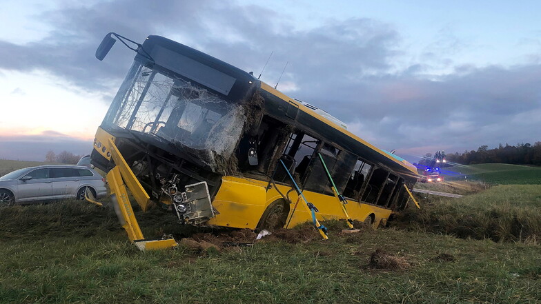 Bei einem Unfall eines Linienbusses mit Schülern an Bord sind in Niederbayern 15 Menschen verletzt worden, 5 von ihnen schwer.