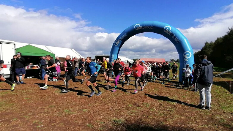 Neben dem alle zwei Jahre stattfindenden Black Bird Run in Hoske könnte sich im dazwischen liegenden Jahr mit dem Lausitzer Waldmarathon ein weiterer Sporthöhepunkt in Wittichenau etablieren. Bei der Premiere 2022 (im Bild) standen auf Anhieb mehr als 70