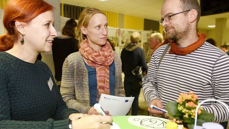 Grünen-Stadträtin Franziska Schubert (links im Bild) erklärt Besuchern, was im Programm „Engagierte Stadt“ schon alles erreicht wurde und noch geplant ist.