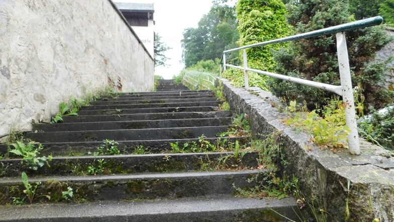 Diese Treppenanlage in Bad Muskau soll erneuert werden. In einer früheren Version wurde an dieser Stelle leider die Treppe zur roten Brücke. Wir bitten, den Fehler zu entschuldigen.