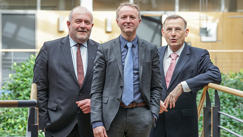 Die Vorstände der Volksbank Dresden-Bautzen Tilman Römpp, Remo Teichert und Thomas Müller (von links) haben jetzt in Bautzen die aktuellen Zahlen des Kreditinstituts vorgestellt.