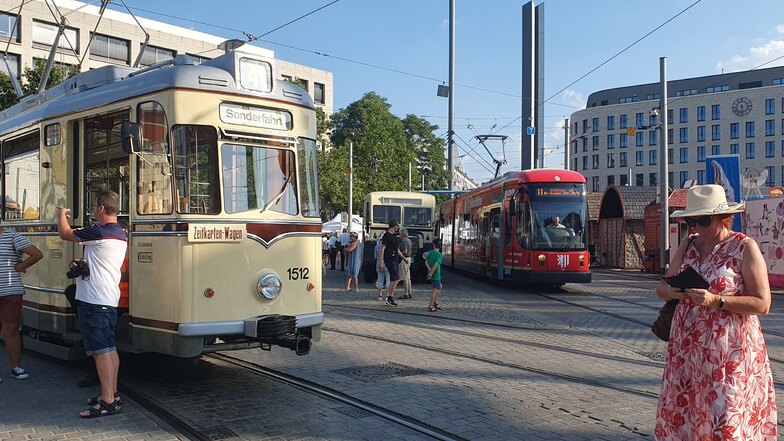 Gotha-Wagen und alte Stadtbusse fahren heute und morgen stündlich vom Postplatz ab.