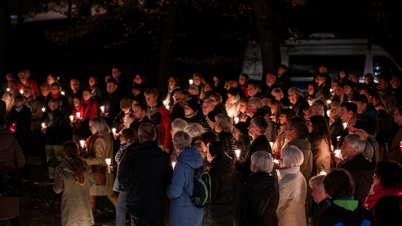 Viele Görlitzer nahmen mit Kerzen an der Gedenkveranstaltung teil ...