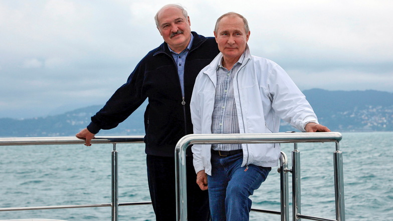 Wladimir Putin (r.) und Alexander Lukaschenko, Präsident von Belarusbei ihrem Treffens in Sotschi am Schwarzen Meer.