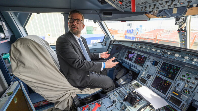 Martin Dulig (SPD), Wirtschaftsminister von Sachsen, sitzt bei seinem Besuch bei der EFW Elbe Flugzeugwerke GmbH im Cockpit eines Airbus A330 der zum Frachtflugzeug umgebaut wird.
