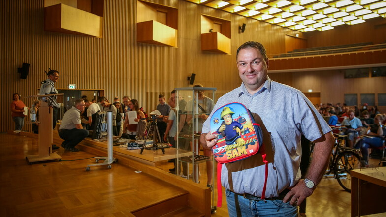 Rico Rißmann ist der Leiter der Dresdner Stadtkasse. Er wollte am Dienstag alle 92 Auktionsgegenstände loswerden - auch diesen Kinderrucksack mit der Aufschrift "Feuerwehrmann Sam".
