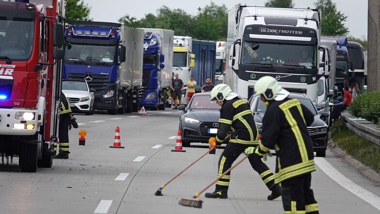 Die Feuerwehr musste ausgelaufene Betriebsstoffe von den Unfallfahrzeugen von der Autobahn entfernen.