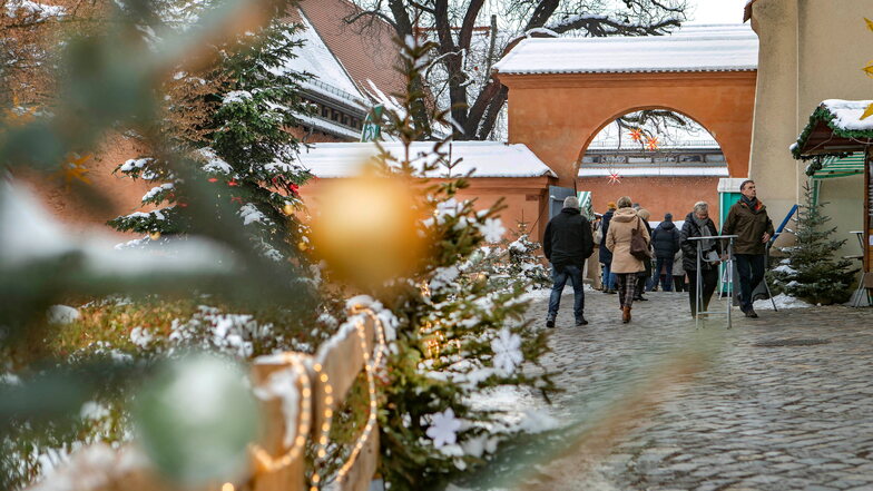 Am Wochenende war die Klosterweihnacht in Riesa ähnlich gut besucht wie 2019. Die Wochentage bereiteten den Händlern aber tagsüber Kopfzerbrechen. Die FVG denkt darüber nach, den Markt 2023 etwas später zu öffnen.