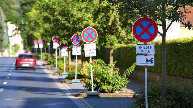 Schilderwald an der B172 in Bad Schandau. In den Parkbuchten nahe dem historischen Personenaufzug gilt Halteverbot.