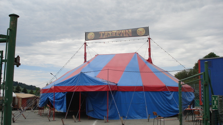 Das Zirkuszelt von Tasifan steht jetzt neben der Mittelherwigsdorfer Grundschule. 