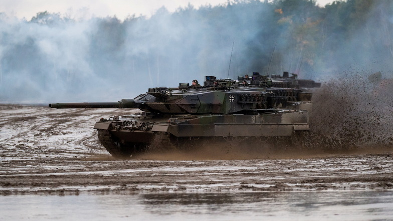 Deutschland will in einem ersten Schritt 14 solcher Kampfpanzer vom Typ Leopard 2A6 aus den Beständen der Bundeswehr in die Ukraine liefern.