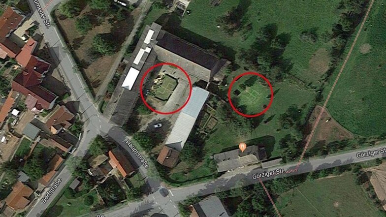 Auf dem Grundstück zeigen Luftbilder des Dienstes Google Maps in den Rasen gemähte Hakenkreuze (rote Markierungen).