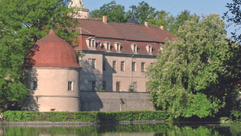 1218 wurde Hermsdorf erstmalig erwähnt. Unter der Familie von Carlowitz wurde der Schlossteich angelegt, das Schloss erweitert sowie die Papiermühle, die Schenke, die Schmiede und eine Stallung erbaut. Viele berühmte Persönlichkeiten prägten die Geschichte des Schlosses. Der Park im englischen Stil lädt mit seinen uralten Bäumen, der Teichanlage und den geschwungenen Wegen zum Spazieren ein. // 14. Mai Tag der Parks und Gärten: 10.00 – 17.00 Uhr Frühschoppen an der Parkquelle; 11.00 Uhr Livemusik des Dresdner Musikverein e.V.; 13.30 Uhr Führungen im Park durch den Ortswegewart; 14.30 – 16.00 Uhr Konzert der Musikschule Fröhlich zum Muttertag; Kaffee und Kuchen, Spezialitäten vom Grill; Naturkundemobil für Kleine und Große mit Infos des ortsansässigen Jagdpächters; Holzbastelbereich für Kinder // Schlosspark Hermsdorf, Else-Sommer-Str. 3, 01458 Ottendorf-Okrilla.
