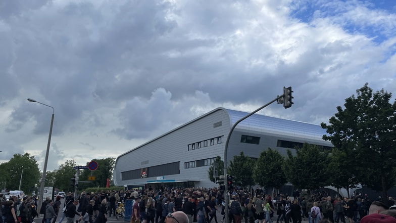 Rammstein-Konzerte in Dresden: Fans pilgern Richtung Rinne
