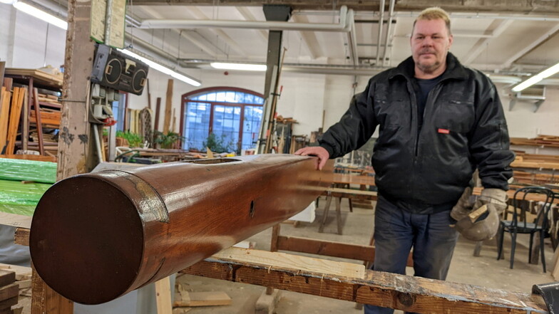 Daniel Frenzel in der Holzwerkstatt am Bugspriet seiner "Pirna". Das Teil war gerissen. Es soll künftig wieder den vierarmigen Anker tragen.