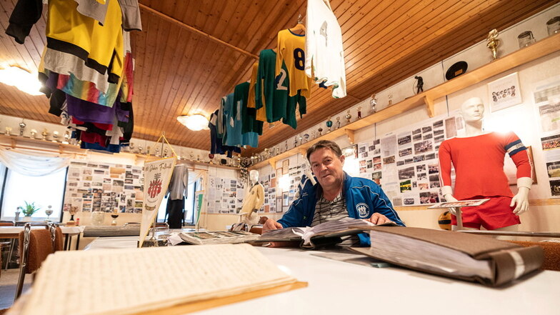 Jens Krause bereitet die Ausstellung in der Höckendorfer Sportlerklause vor. Damit erfüllt er sich eine Herzensangelegenheit.