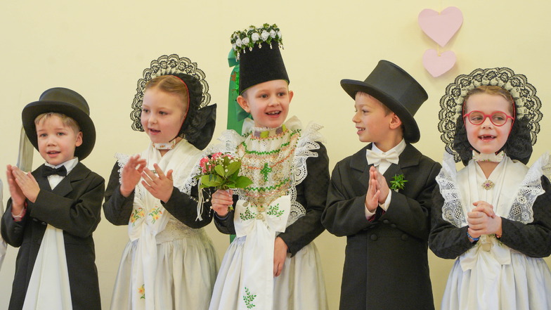 Der sorbische Brauch der Vogelhochzeit wird in der Lausitz jedes Jahr am 25. Januar gefeiert. In vielen Schulen und Kitas verkleiden sich Kinder als Hochzeitsgesellschaft, so wie hier 2022 im sorbischen Kindergarten in Radibor.