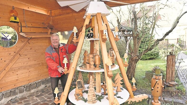 Handwerksmeister Klaus-Dieter Tillig tischlert noch immer gerne und baute sich eine Pyramide. Sie dreht sich vor seinem Haus in Niederhäslich und lockt viele Zaungäste an.
