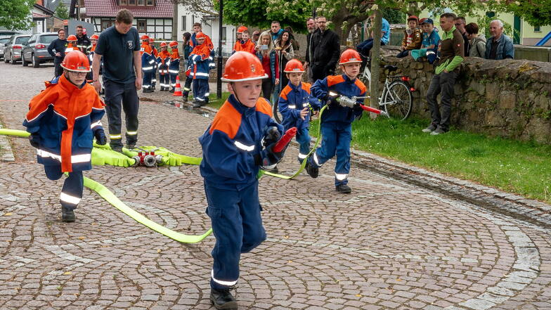 Angefeuert von zahlreichen Zuschauern geben die jungen Brandschützer - im Bild ein Team aus Mockritz – ihr Bestes beim Wettkampf.