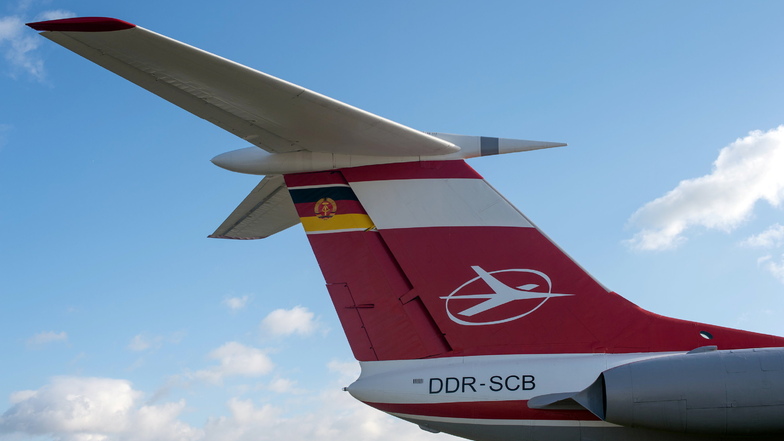 Die Fahne der DDR und das Logo der Fluggesellschaft Interflug ist auf dem Seitenruder einer Tupolew TU-134 zu sehen.
