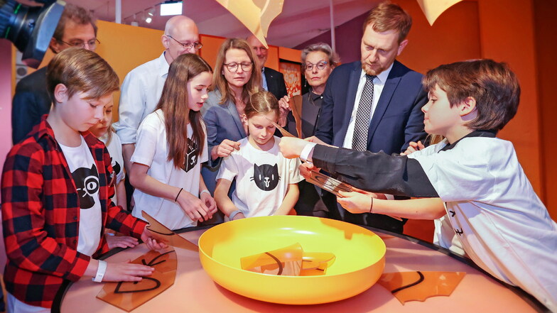 Ministerpräsident Michael Kretschmer tüftelt mit den Kindern der Dresdner Universitätsschule an den "Kalten Chips".