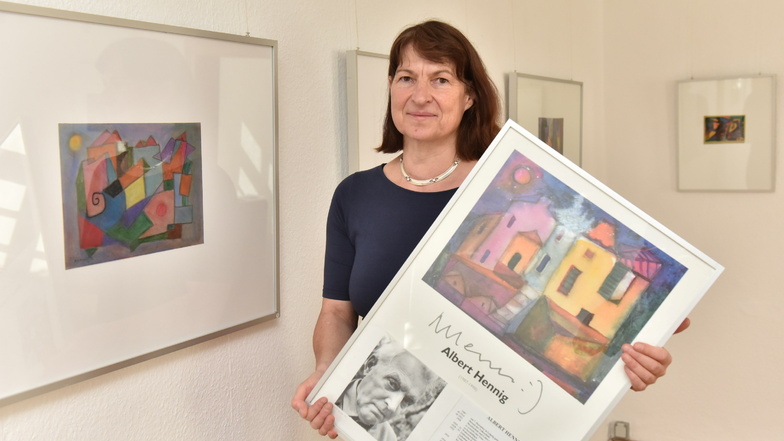 Bettina Liepe in der Galerie des Einnehmerhauses Freital mit Bildern von Albert Hennig.