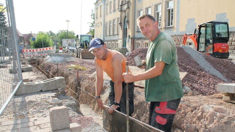 Indes kümmern sich André Szabo (l.) und Robby Eckler darum, dass vor dem Rathaus in Possendorf bald wieder ein Zaun steht. Die restaurierte Bronzeplastik könnte dahinter einen geschützten Platz finden, so die Gemeinde.