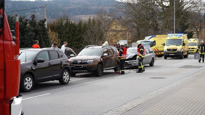 Gleich vier Autos sind bei dem Unfall in Großpostwitz beschädigt worden.
