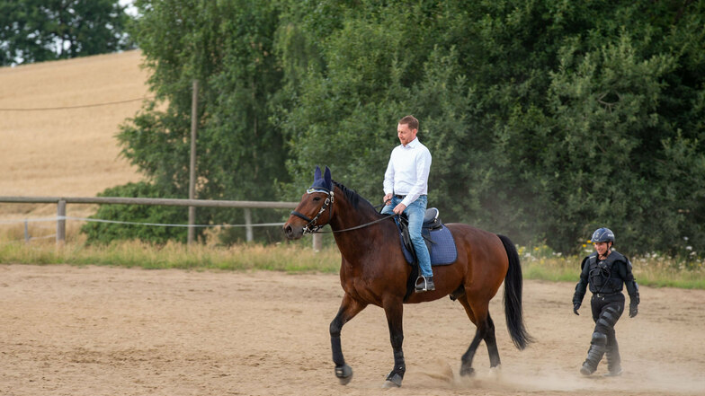 Kretschmer ritt bei seinem Besuch auf dem Pferd "Rübezahl"