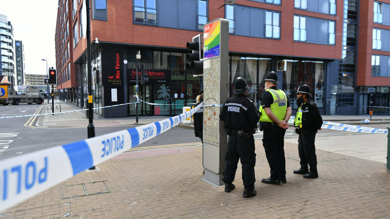 Polizeibeamte stehen an einer Absperrung in der Hurst Street in Birmingham.