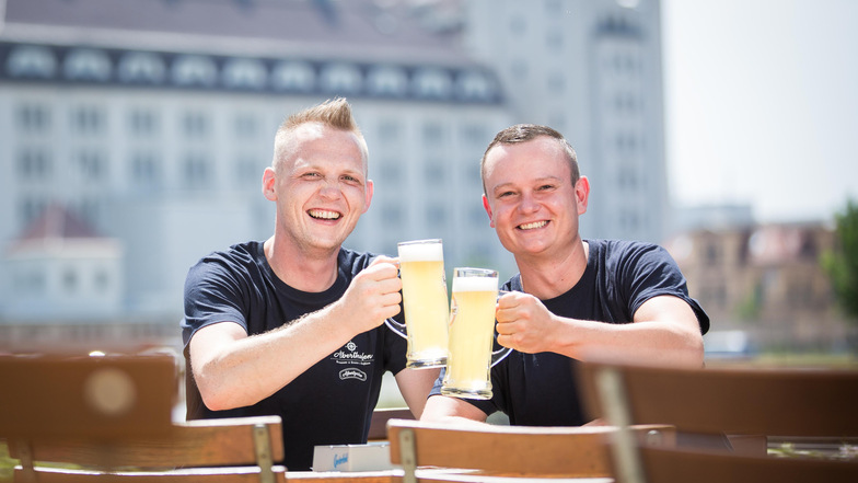 Sie setzen auf Industriecharme: Im Alberthafen eröffnen Thomas Kian-Zenker (links) und Martin Reeck einen neuen Biergarten.