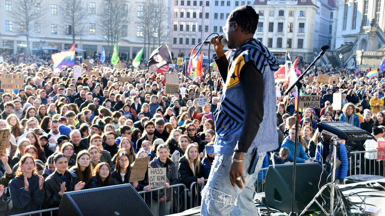 Sänger Ezé Wendtoin heizte den Demonstranten auf dem Neumarkt in Dresden kräftig ein.