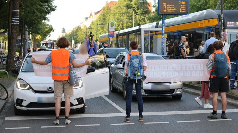 Letzte Generation blockiert erneut Straßen in Leipzig