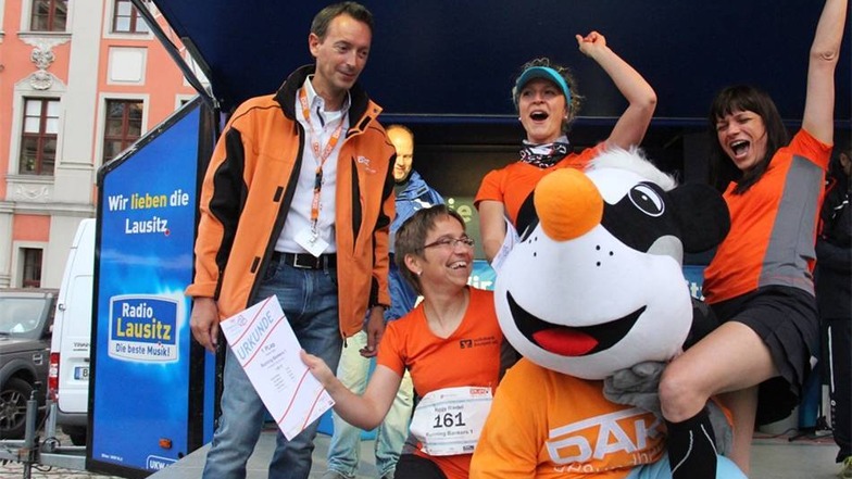 Jubel bei den Siegern: Die Volksbank stellte mit den Running Bankers das schnellste Frauenteam.
