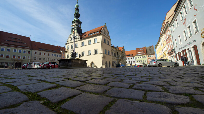 Verwaister Markt in Pirna im März 2020: Das Areal soll künftig auf Dauer verkehrsberuhigt werden.