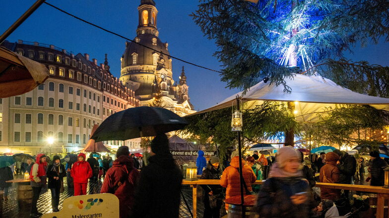 Vor der Frauenkirche findet der "Advent auf dem Neumarkt" statt, der zu einem der kleineren Weihnachtsmärkte in Dresden zählt.