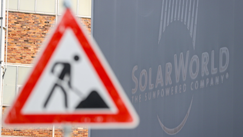 An der Fassade der Solarmodulfabrik von Meyer-Burger in Freiberg lässt sich noch das Logo des pleite gegangenen Vorgängers Solarworld erkennen.