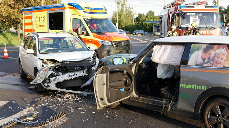 Mini-Fahrer missachtet Vorfahrt - Totalschaden