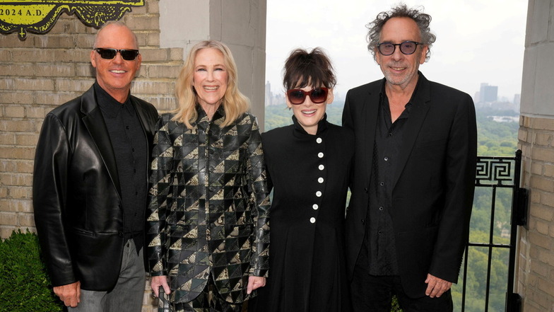 Die Schauspieler Michael Keaton (l-r), Catherine O'Hara, Winona Ryder und Tim Burton, Filmproduzent und Regisseur (alle USA), nehmen am Fototermin für den Film "Beetlejuice Beetlejuice" teil.