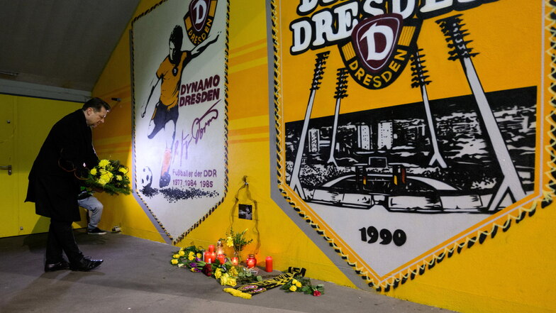 Holger Scholze, Präsident der SG Dynamo Dresden, legt Blumen zum Gedenken an Dixie· Dörner im Rudolf-Harbig-Stadion ab.