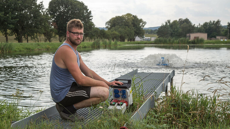 Tobias Kiffner, Leiter der Satzfischanlage Sproitz sorgt sich um die Fische im Teich.